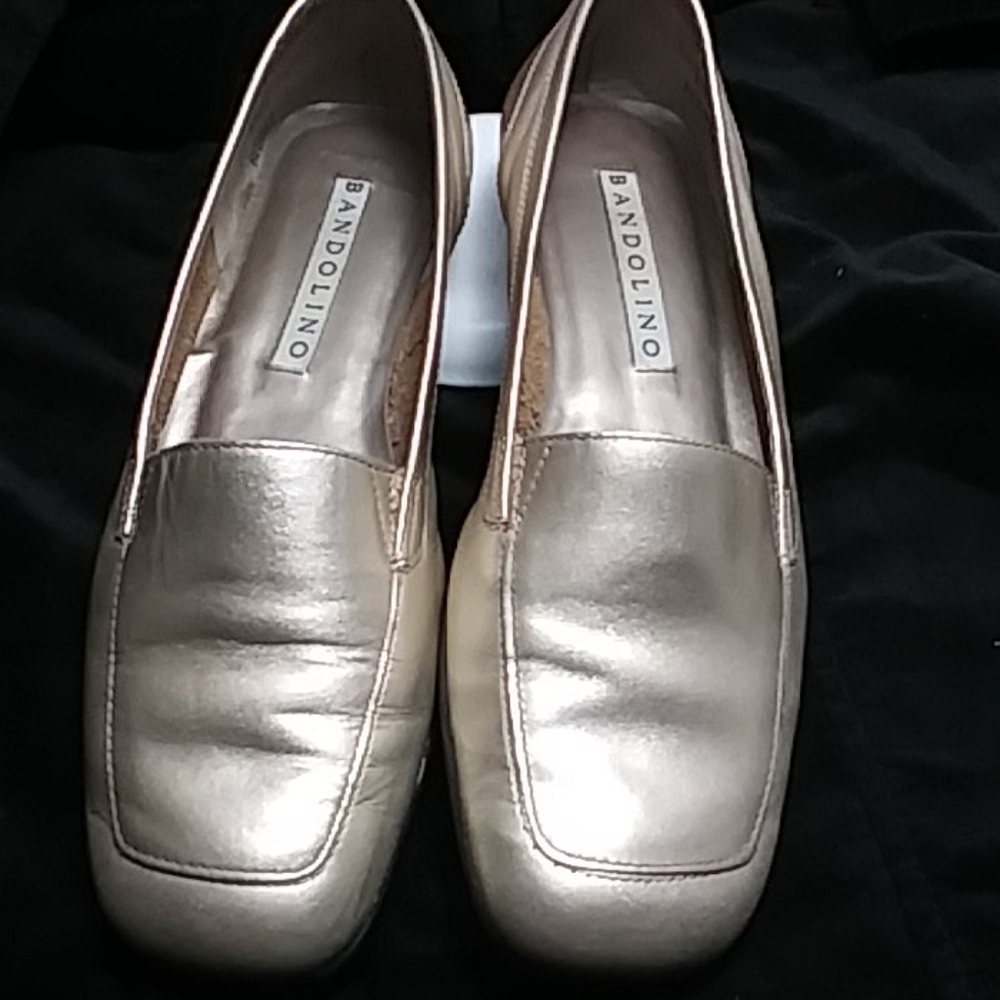 Bandolino Metallic Gold Leather Loafers Marked Size 8M but fits like a 7.5M EUC